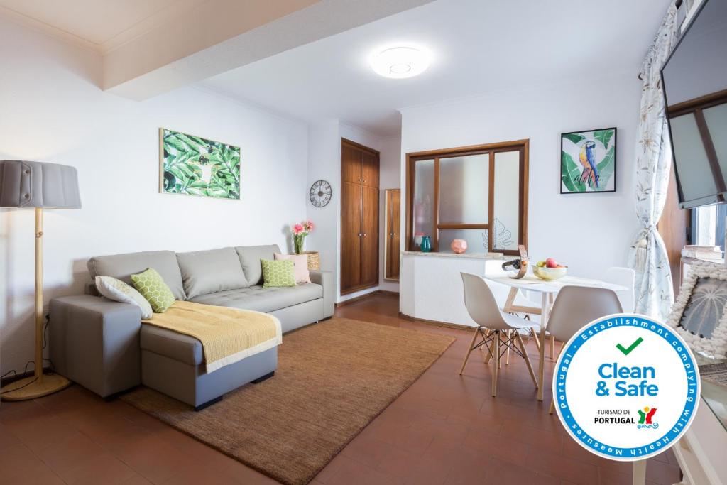 2 Comfy Bright Flats with Netflix 61 Rua de Antero de Quental, 4050-056 Porto