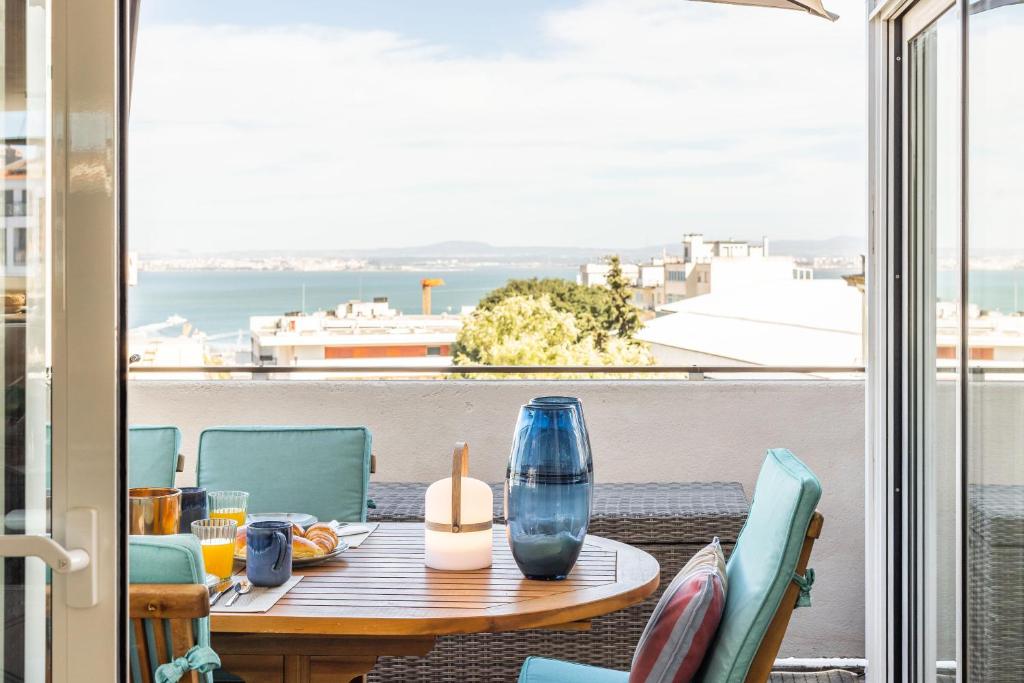 Chic TM Penthouse with a Terrace and River View 31 Rua de Borges Carneiro 5º esquerdo, 1200-750 Lisbonne