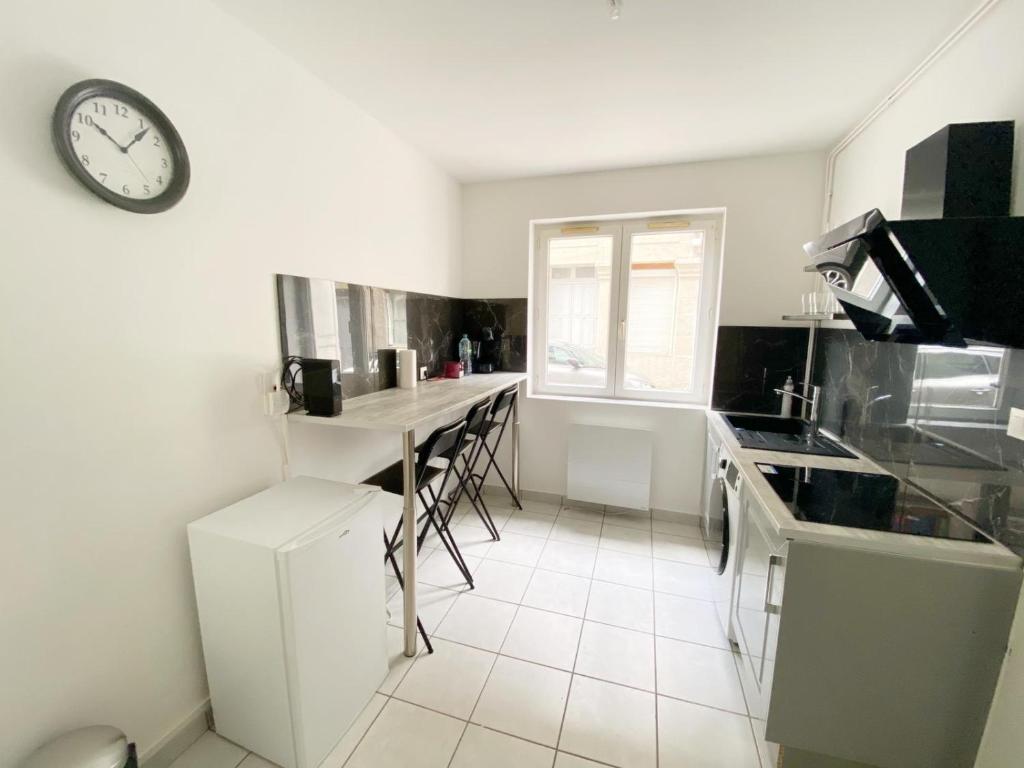 Appartement 023 CHIC & COSY F1 23m2 HYPERCENTRE JARDIN WIFI SMART TV NETFLIX Rue Royet 62, 42000 Saint-Étienne