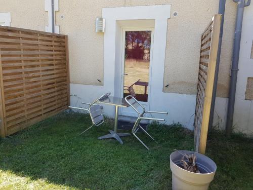 03 - Joli studio rdc avec petit jardin et porte donnant sur parking comme une maison Razac-sur-lʼIsle france
