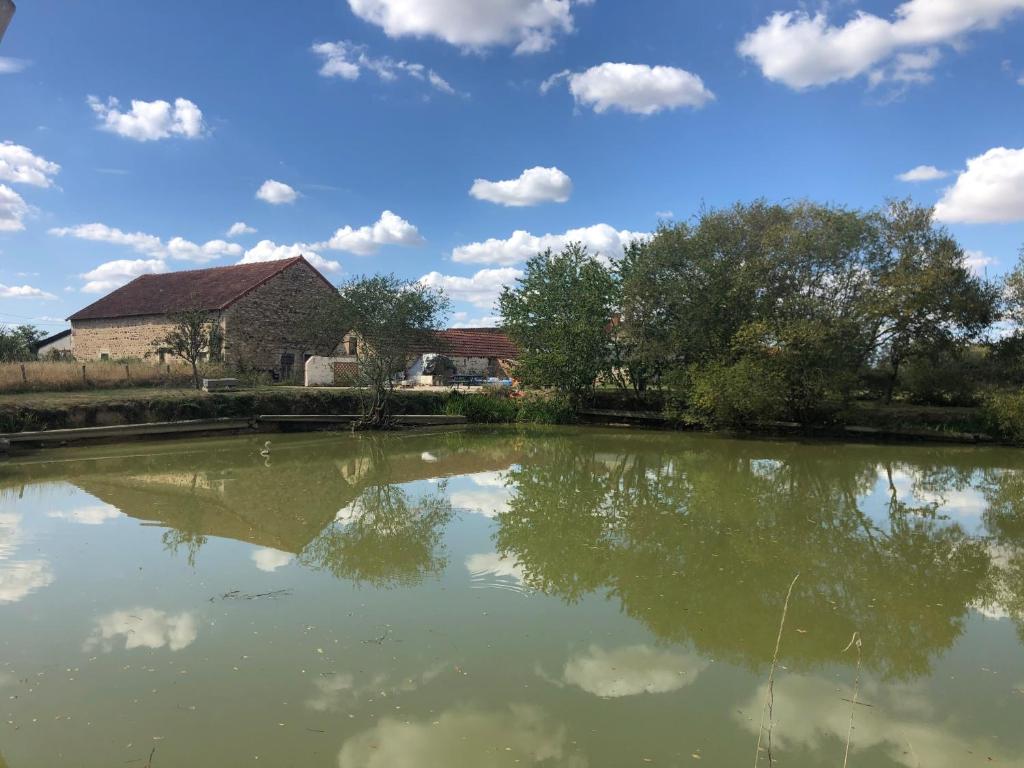 Maison de vacances 1 Bedroom Peaceful Lake Room with Lake Views , 36120 Bommiers