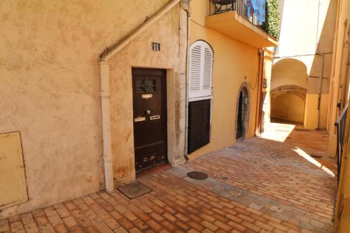 Appartement 1 bedroom Suquet, 6 min from the Palais, balcony city & port view 220 11 1ère Rue du Barri Cannes