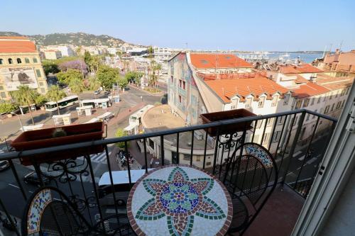 1 bedroom Suquet, 6 min from the Palais, balcony city & port view 220 Cannes france