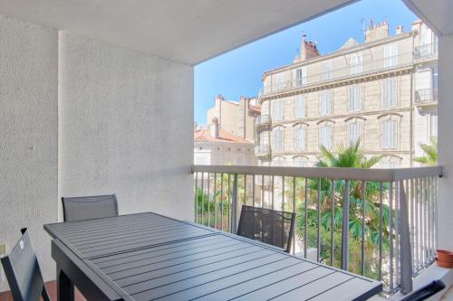 1br w AC and terrace in the heart of Toulon near train station Welkeys Toulon france