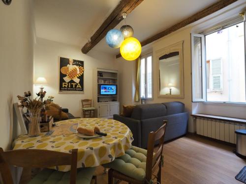 2 Bedroom Apartment Old Town Centre Nice france