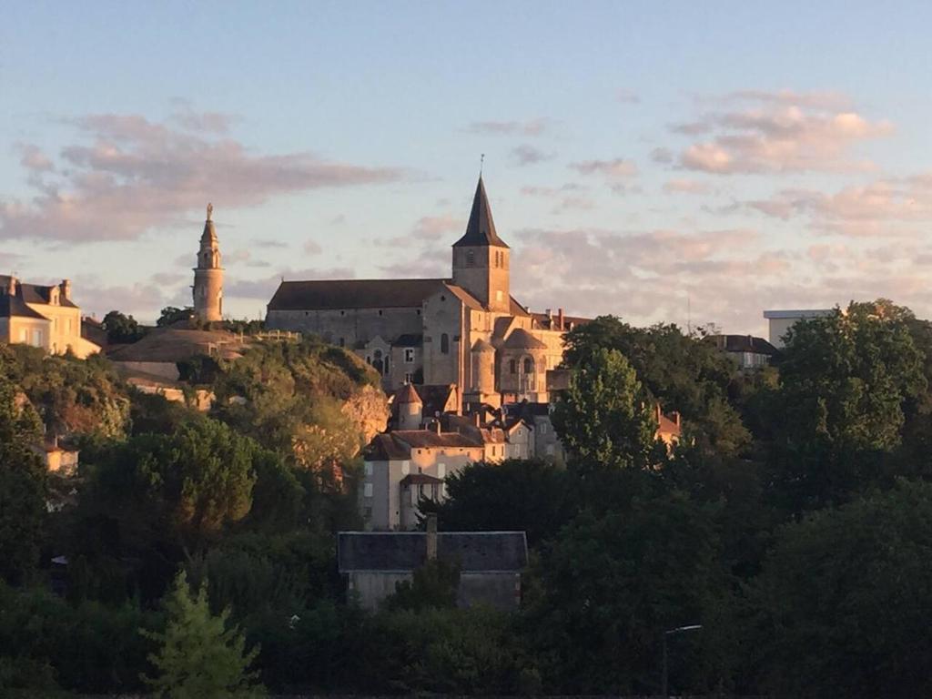 Appartement 2 Bedroom Fantastic Roof Terrace Town Centre! , 86500 Montmorillon