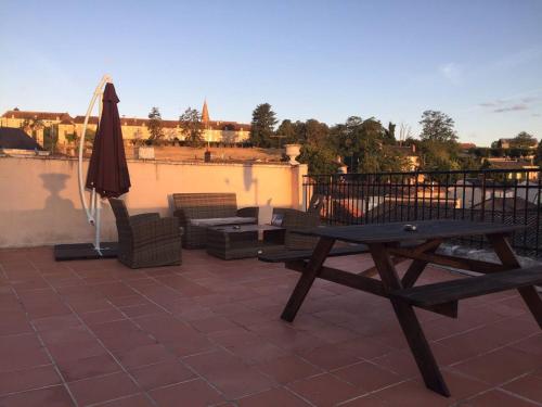 2 Bedroom Fantastic Roof Terrace Town Centre! Montmorillon france