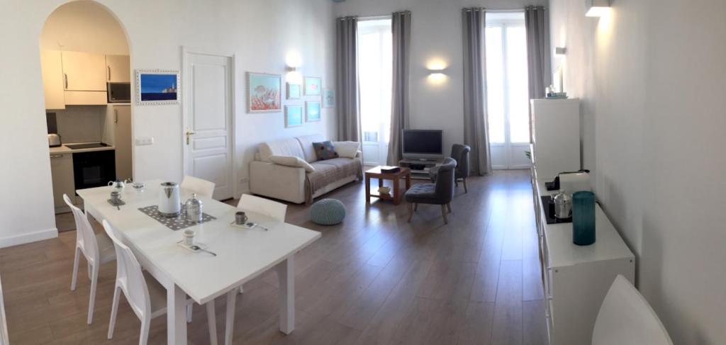 Appartement 2 Bedrooms Appartement In Central Location on the famous Place Massena Nice 3ème étage 55 rue gioffredo, 06000 Nice