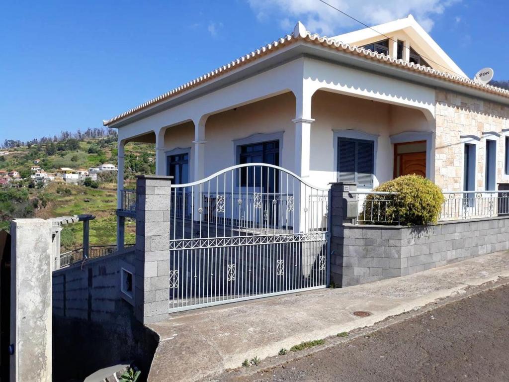 Appartement 2 bedrooms appartement with sea view enclosed garden and wifi at Lombo Do Doutor 4 km away from the beach Caminho Lombo da Estrela 149 Madeira, 9370-161 Ribeira do Raposo