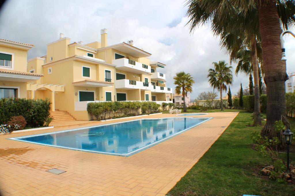 Appartement 2 bedrooms appartement with shared pool enclosed garden and wifi at Albufeira 5 km away from the beach Q.ta do Paiva 18, 8200-636 Albufeira