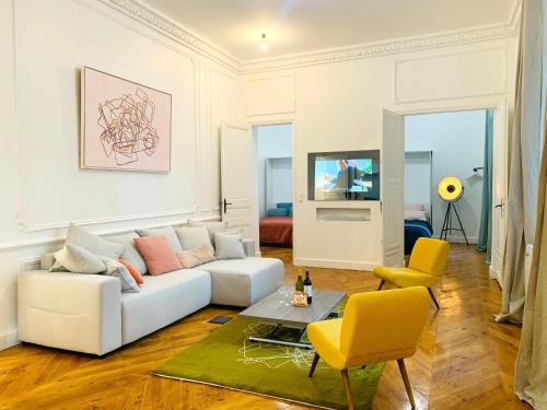 2 bedrooms between Champs-Elysees and av Montaigne Paris france