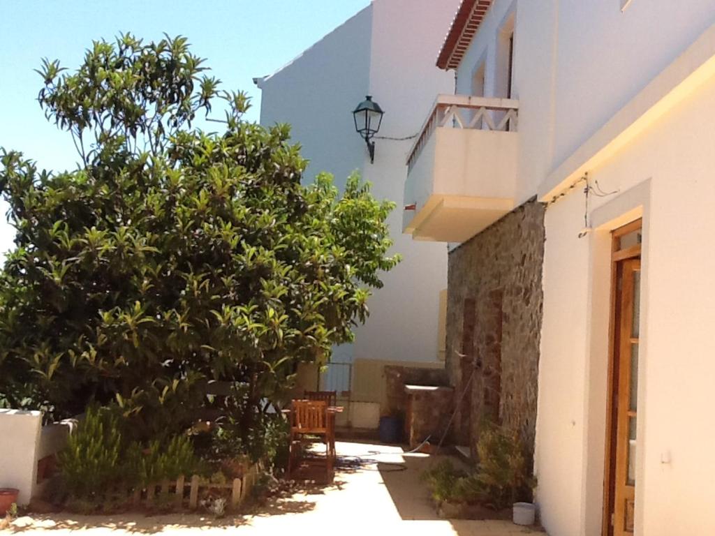 Maison de vacances 2 bedrooms house with enclosed garden and wifi at Aljezur 8 km away from the beach R. Dr. Viriato França 6, 8670-085 Aljezur