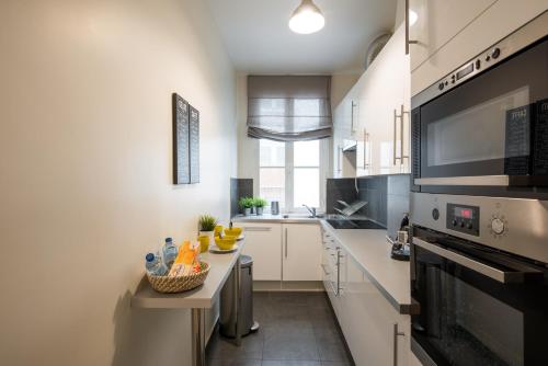 2 BR Appartement Near Tour Eiffel & Trocadéro Paris france