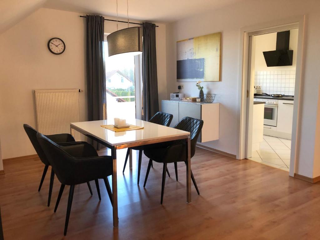 Appartement 2 Ferienwohnungen mit Balkon für 6 Personen 30 Am Kreuzberg, 89441 Medlingen