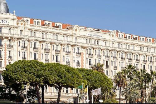 2 pièces 2 terrasses 100 m Croisette très clair. Cannes france