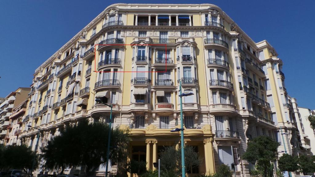 Appartement 2 pièces, Centre Ville, 50 mètres plages et mer. 4 Avenue Edouard VII, 06500 Menton