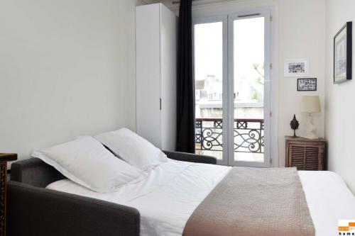 204340 - A two-room apartment with traditional chic style in the Marais Paris france