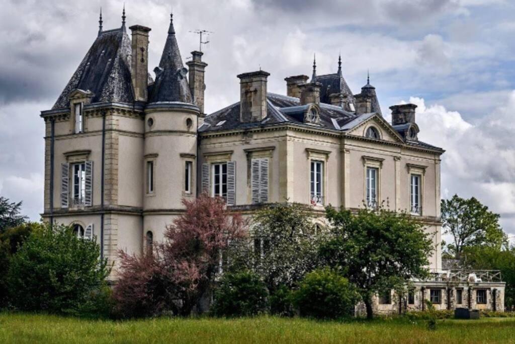 Villa 24 heures du Mans. Château aux portes du circuit Les Hattonnières, 72230 Moncé-en-Belin