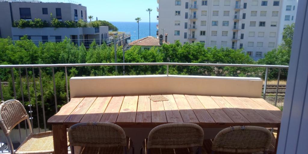 Appartement 2P-vue mer-plages à 50m-parking privatif couvert 25 Rue Bricka, 06160 Antibes