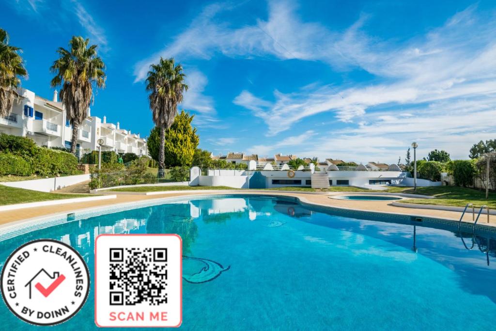 Appartement 3 bedroom apartment in Oura Albufeira with amazing pool at walking distance to beach, strip and old town, WIFI and AC, private condo Avenida INFANTE D. HENRIQUE, 25-A, 1a ESQ,  8200-261,  Albufeira