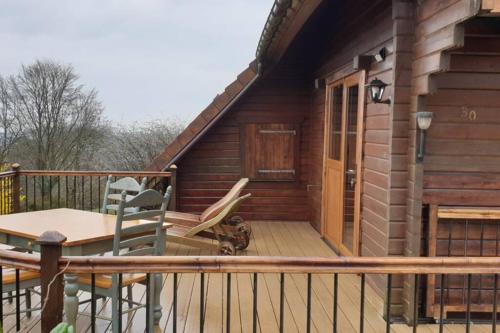 Chalet 3 Bedroom Lodge over looking Lake Dathee & Golf Course Green Park-La butte aux cerfs Saint-Manvieu-Bocage