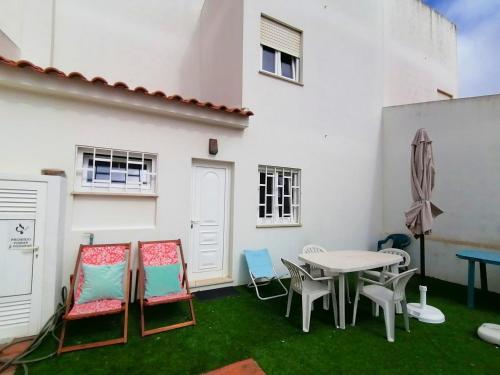 3 bedrooms house at Atouguia da Baleia 400 m away from the beach with enclosed garden and wifi Atouguia da Baleia portugal