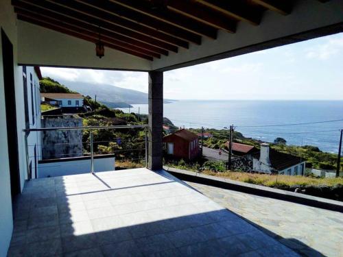 3 bedrooms house with sea view furnished garden and wifi at Santo Amaro 2 km away from the beach Santo Amaro portugal