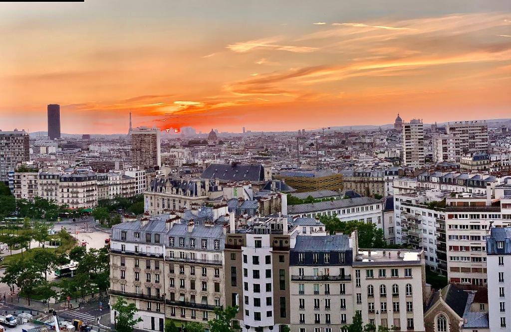 Appartement 3 bedrooms in heart of paris with a unique view of all paris Free wifi 17 Rue Albert Bayet, 75013 Paris