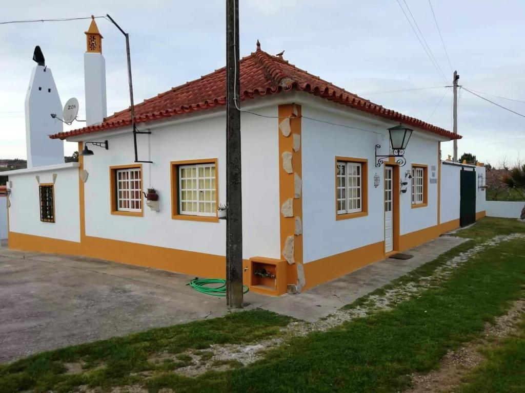 Villa 3 bedrooms villa with furnished garden and wifi at Alcobaca 9 km away from the beach R. da Rainha 30, 2460-358 Alcobaça
