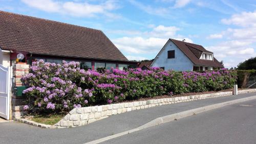 Séjour chez l'habitant 3 chambres privées dans un jardin d'hiver, garage voiture, vélos, motos 20 Rue de l'Église Tourville-sur-Arques