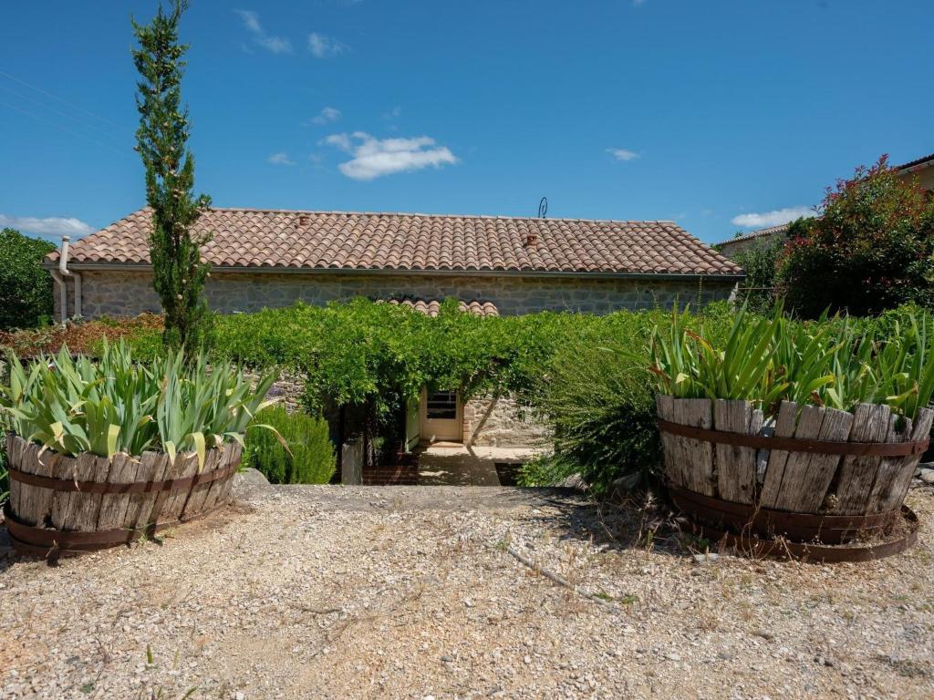 Maison de vacances 3 cottages around a swimming pool in a small village , 30500 Courry