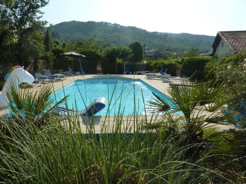 Maison de vacances 3 cottages around a swimming pool in a small village  Courry