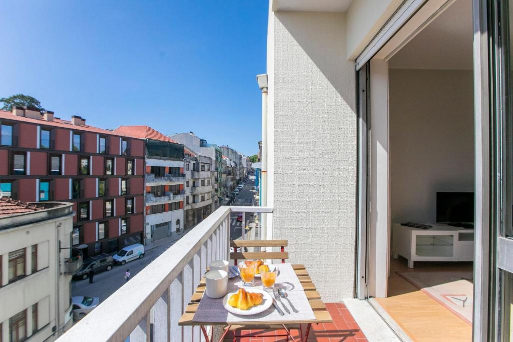 Appartement 3BR Apartment with Balcony and Free Parking by LovelyStay 1140 Rua de Santa Catarina 4ºDto, 4000-099 Porto