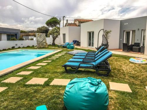 4 bedrooms house with shared pool enclosed garden and wifi at Atalaia 3 km away from the beach Lourinhã portugal