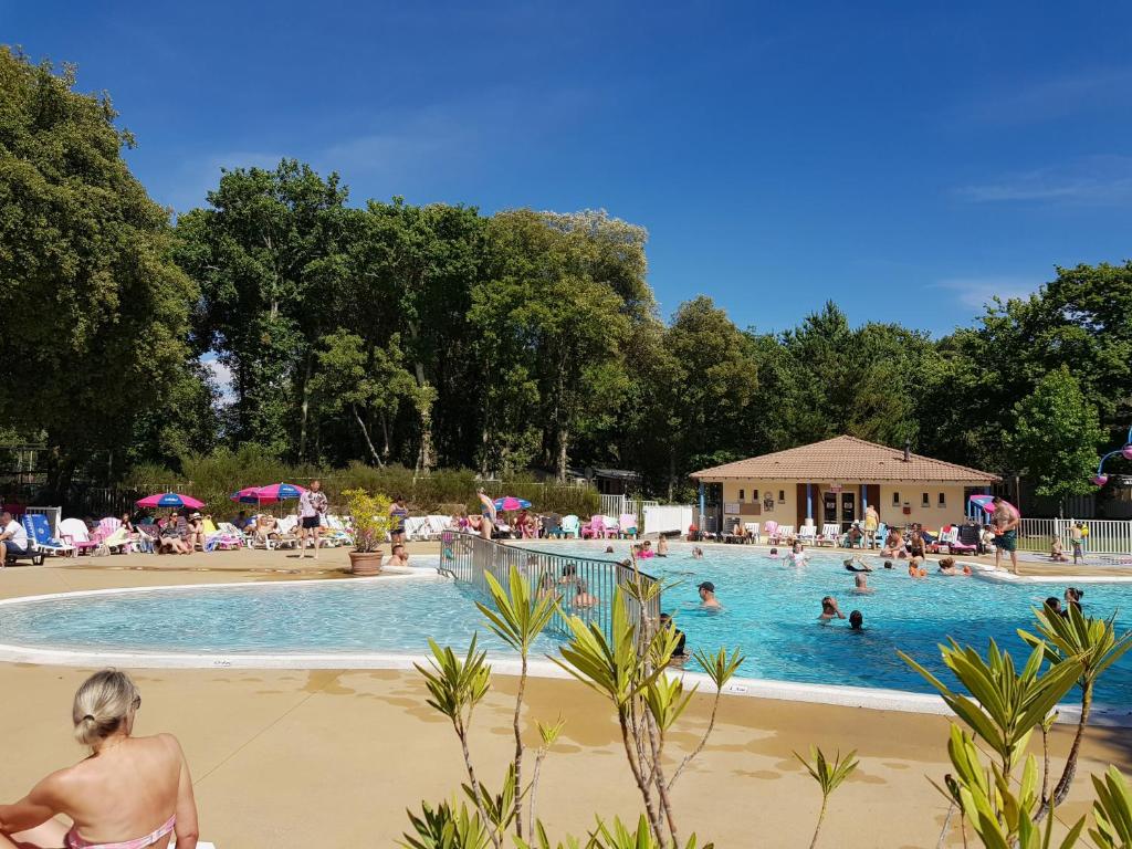 Camping 4 Star Village Cozy Chalet Near Beach Avenue des Pierres Couchées, 44250 Saint-Brévin-les-Pins