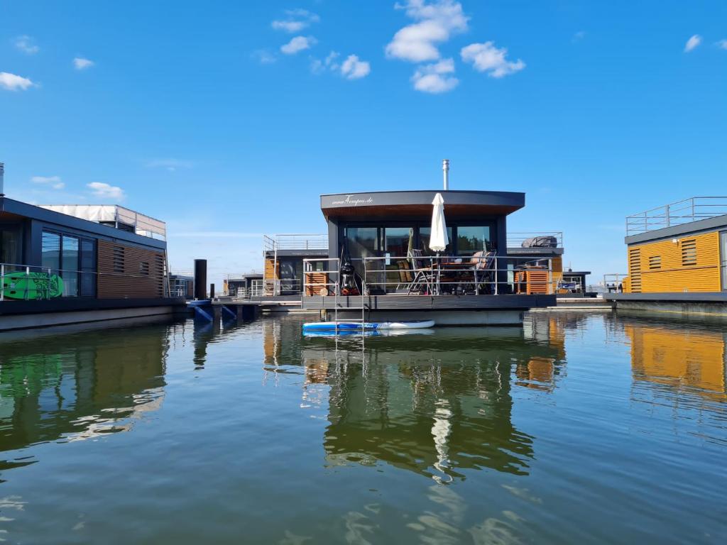 Maison de vacances 4tempus- Das schwimmende Haus am Bärwalder See Am Hafen, 02943 Klitten