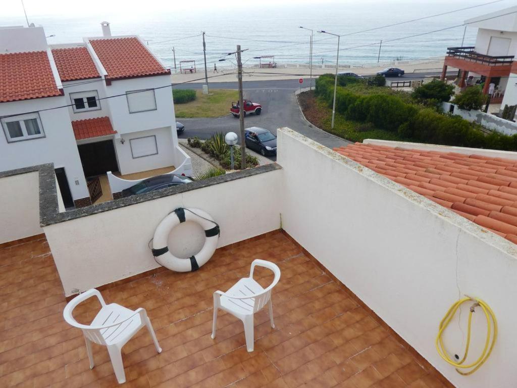 Maison de vacances 5 bedrooms house at A dos Cunhados 50 m away from the beach with sea view enclosed garden and wifi Tv. das Andorinhas 17, 2560-042 A dos Cunhados