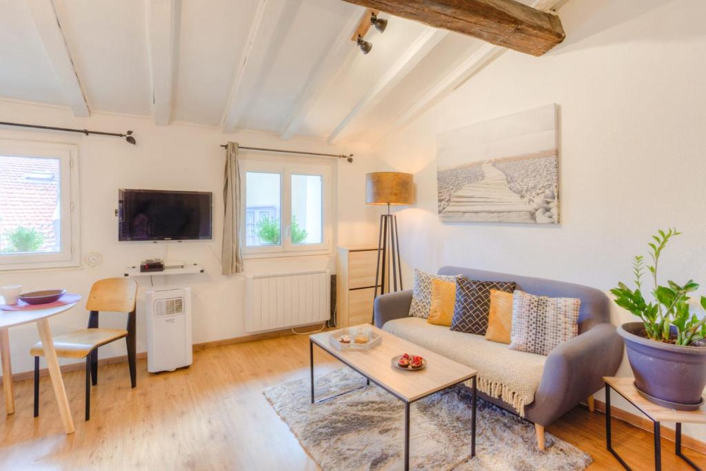 Appartement #5 Flower Markets Place 1Min to beach & Saleya 14 Rue Barillerie, 06300 Nice