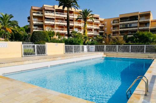 Appartement 5 mn des plages de sable, parking et piscine 305 Avenue Georges Pompidou Golfe-Juan