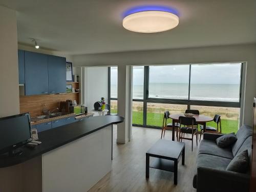 57 M2 LES PIEDS DANS l EAU Cabourg Varaville france