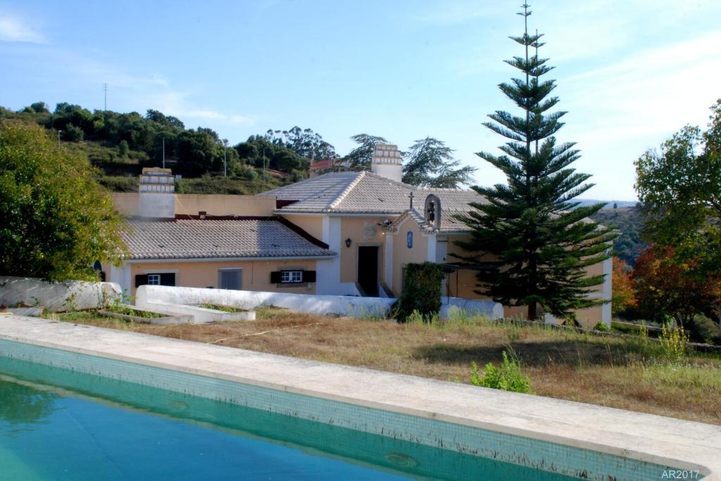 Maison de vacances 6 bedrooms house with shared pool enclosed garden and wifi at Lisboa Rua do Povo 5, 2580-180 Lisbonne