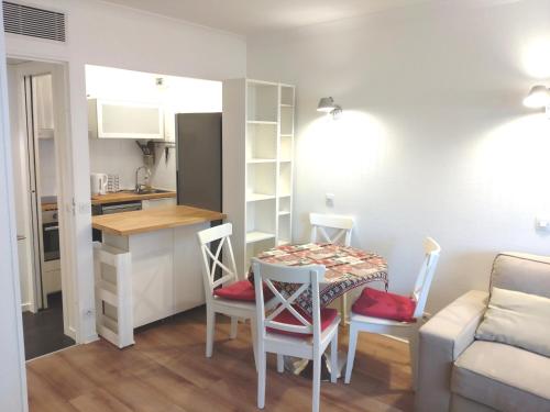 Appartement 7 min walk Metro, ApartHotel, La Défense 73 Avenue Gambetta Courbevoie