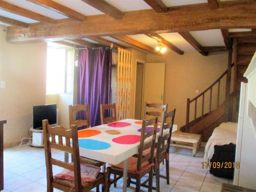 à 12 kms ANGOULEME,,,maison,,2ch,,, pour 6pers max,,internet,,calme,,parkingSSS gratuitSSS ! Sireuil france