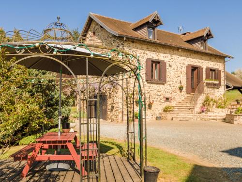 A comfortable way to go back in time to find space tranquillity and nature Ségur-le-Château france