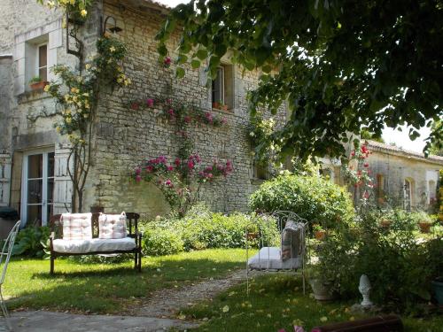 B&B / Chambre d'hôtes A L'Antan - La Ferme D'Octave 9, rue du Presbytere Saint-Hilaire-de-Villefranche