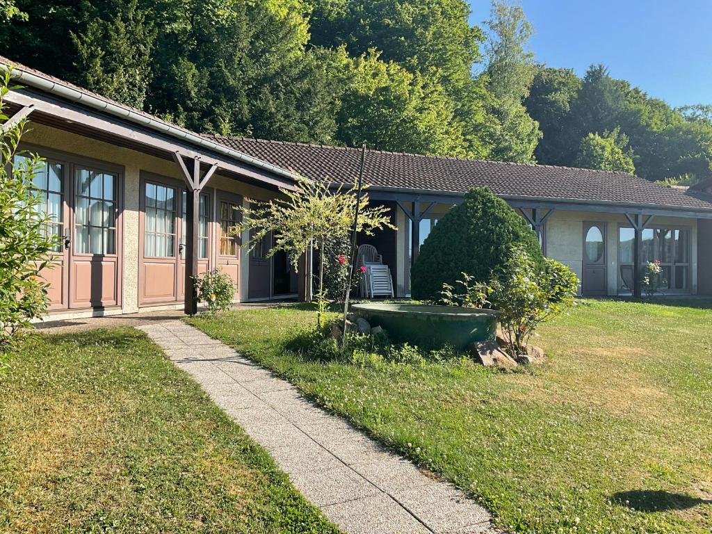 B&B / Chambre d'hôtes A l oree du bois Hameau de Courupt, 55120 Futeau