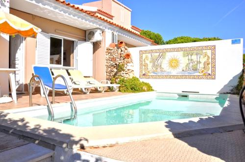 A modern, comfortable and well equipped linked villa with private pool and A/c Quarteira portugal