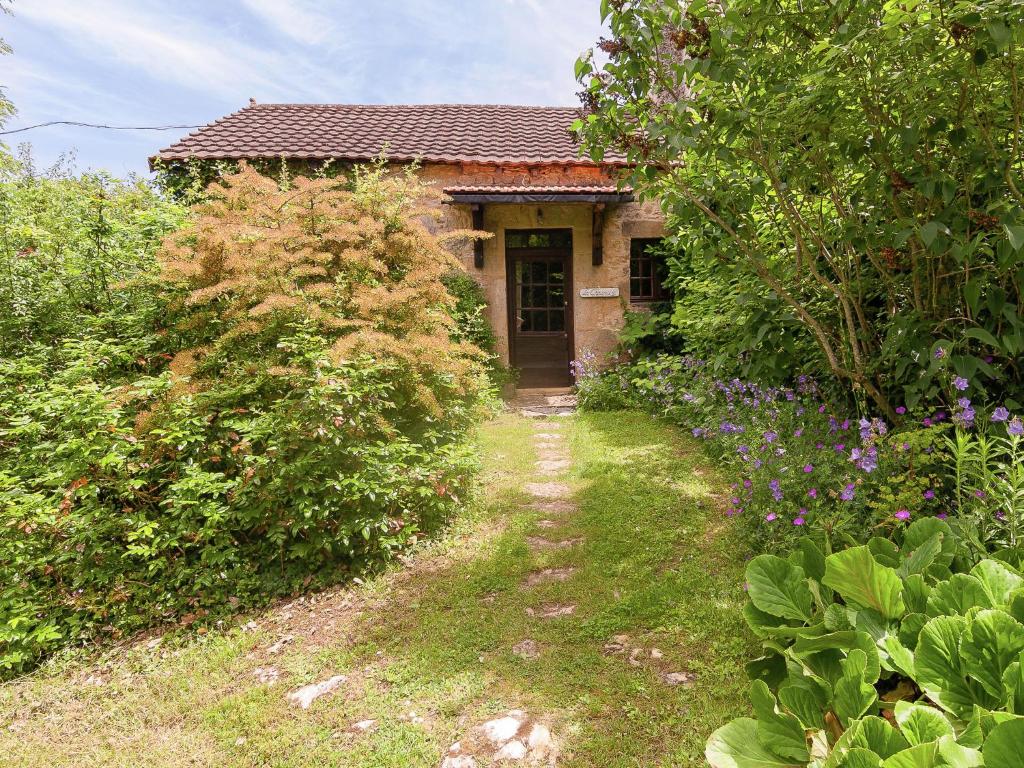 Maison de vacances A romantic hamlet with lush gardens on a hill , 24620 Meyrals