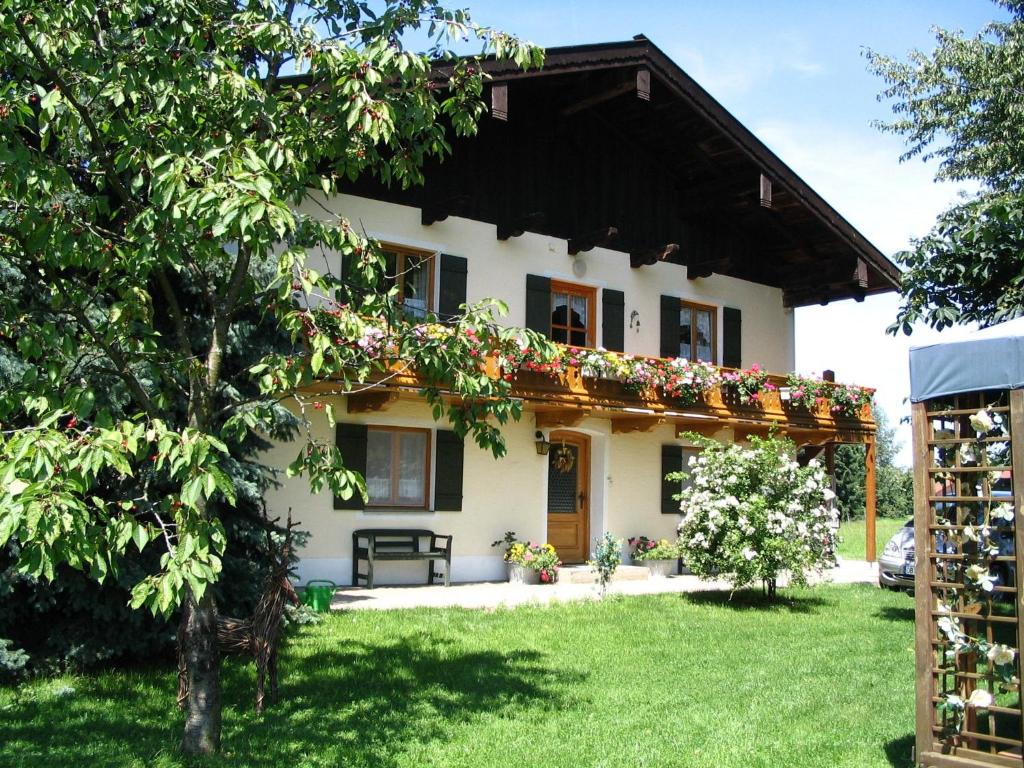 Appartement A very spacious 4 person holiday home near the Chiemsee , 83236 Übersee