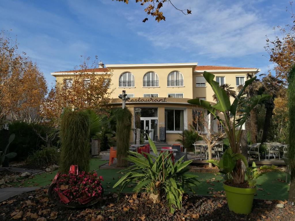 Hôtel Adonis Sanary Grand Hôtel des Bains Avenue Estienne d'Orves, 83110 Sanary-sur-Mer